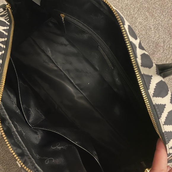 Black and Ivory Very Bradley weekender bag - Picture 3 of 3